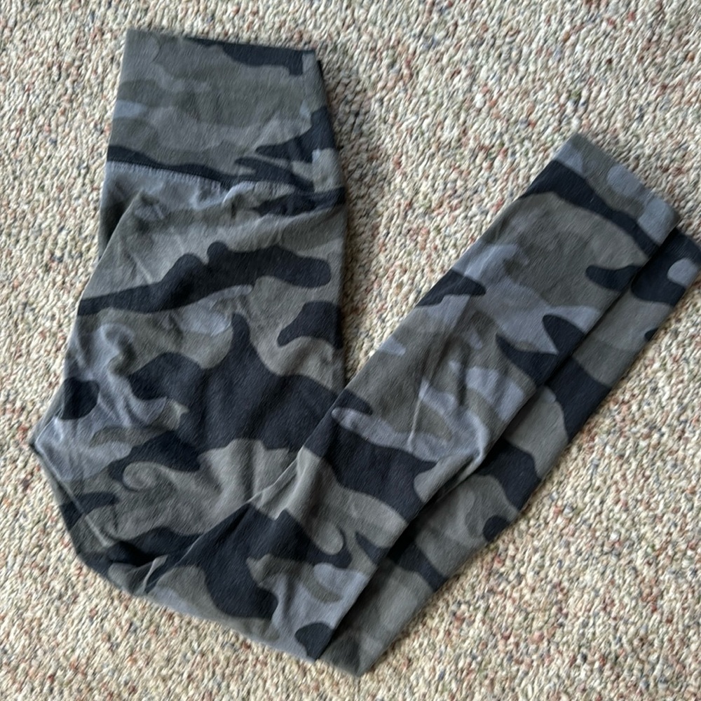 Vera Wang Simply Vera leggings. Camo design, size M w/ high rise waist. ADORBS!!